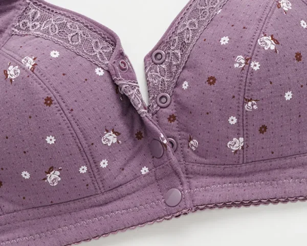 Skin-friendly padded bra with front closure